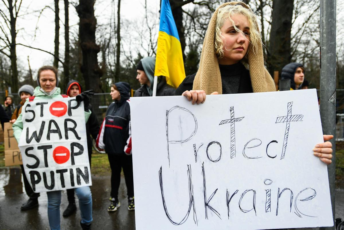 Protesta contra el ataque de Rusia a Ucrania, frente al parlamento holandés en La Haya, Países Bajos.