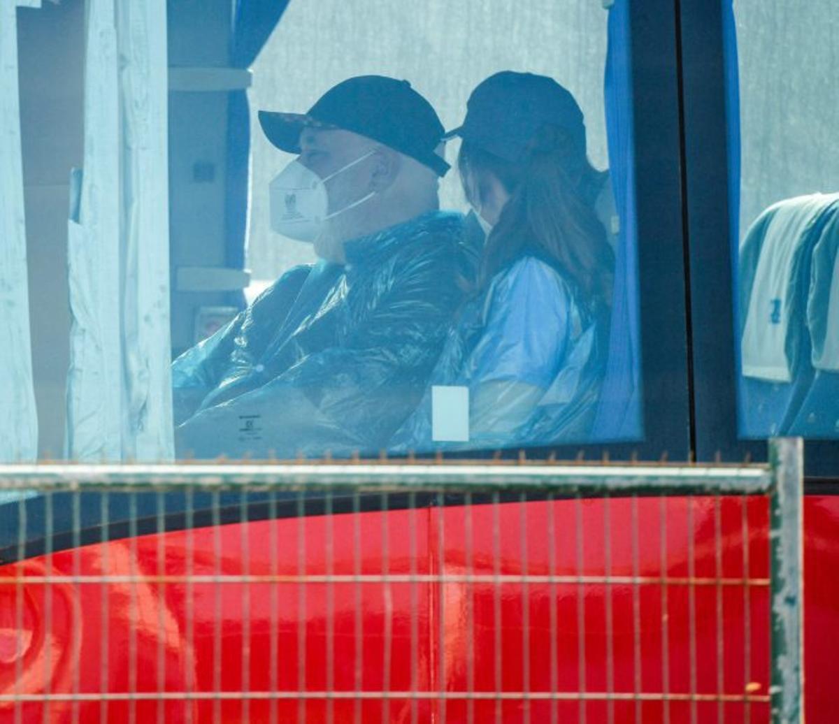 Dos evacuats, durant el trasllat amb autobús. | JORGE GUERRERO / AFP