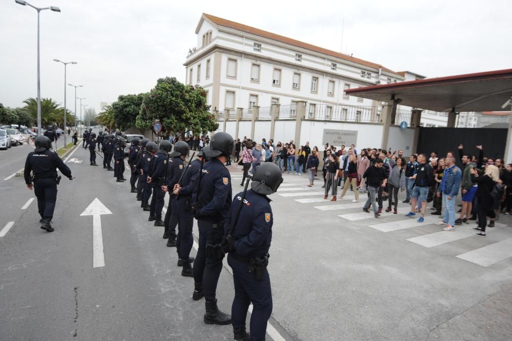 Unas 300 personas protestan en apoyo de los okupas, a los que el Concello impidió el paso a las naves