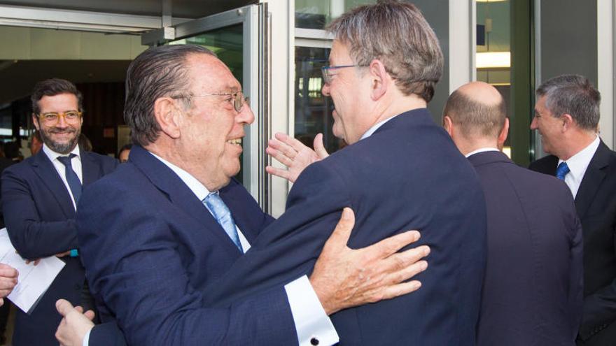 José Enrique Garrigós y Ximo Puig se saludan en una imagen de archivo.