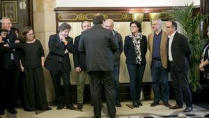 Junqueras (espaldas) al entregar el presupuesto al Parlament, el martes.