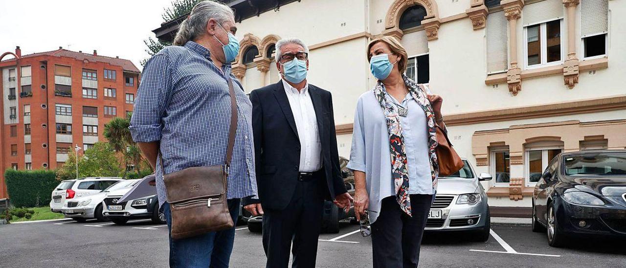 De Dios, Gago y Monteserín, ayer, en el exterior del Hospital de Avilés.