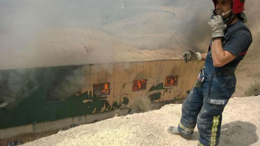 Dan por controlado el incendio en la planta de Proambiente