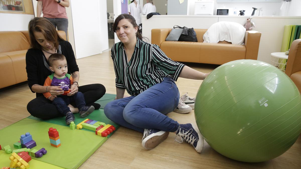 Lorena, con su hijo Bastian, y Federica, pacientes de la Unidad de Salud Mental Perinatal del Hospital Clínic