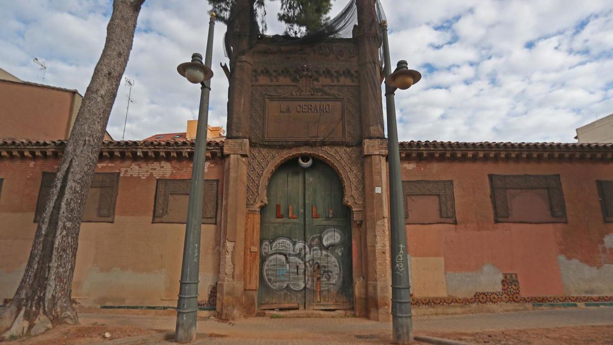 Antigua fábrica de la Ceramo (arriba), la Aceitera de Marxalenes (izquierda) y la Harinera. | F. CALABUIG