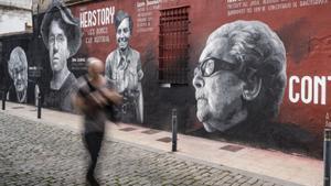 Roc Blackblock renova i amplia un mural de Neus Català