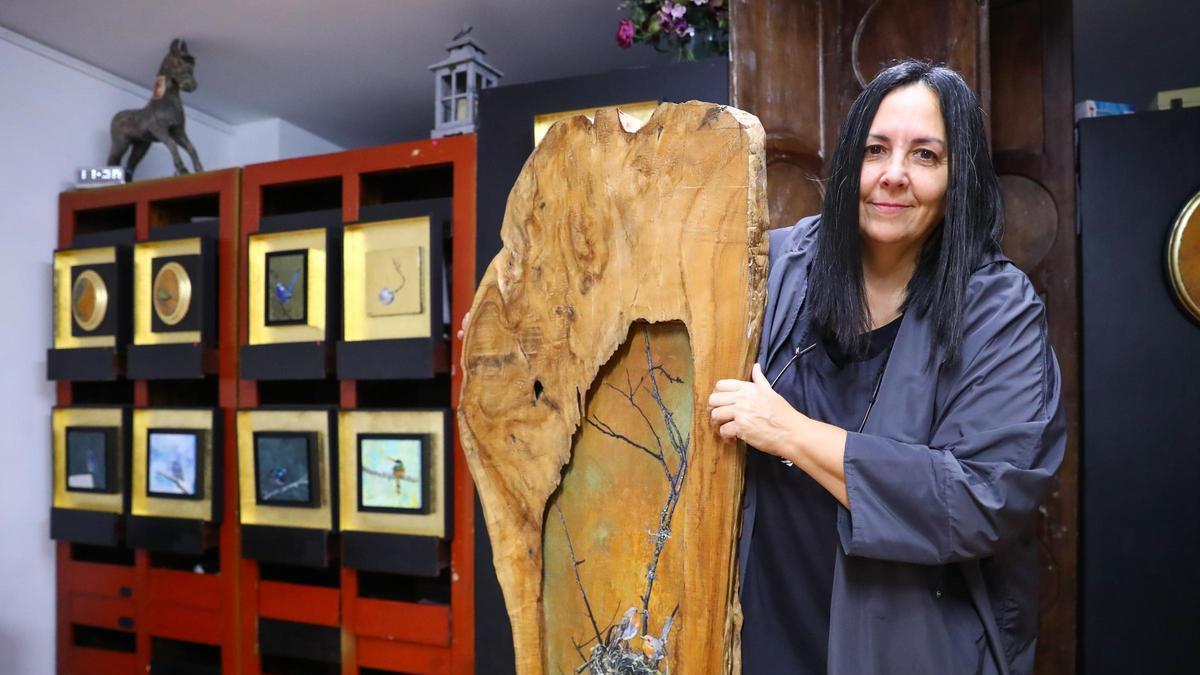 Cris Villegas en su estudio de arte en Vilagarcía.