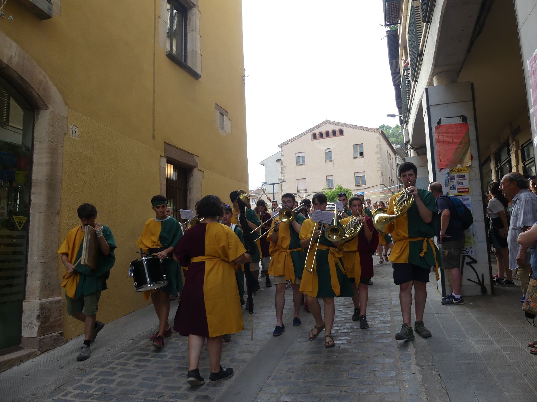 La Cabra d'Or omple de música i dansa el nucli antic de Moià