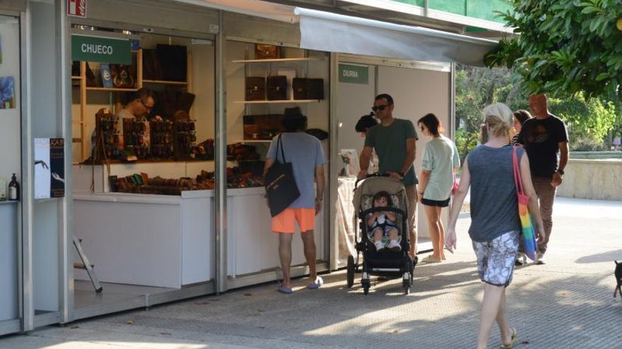 La feria estará abierta hasta el próximo 31 de julio en los jardines de O Señal, en Cangas.   | // G.NÚÑEZ
