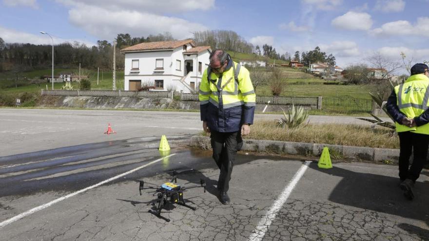 José Antonio Fernández se dispone a activar uno de los drones.