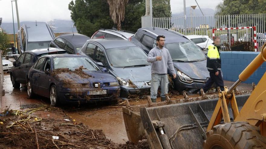 Tareas de limpieza en el distrito de Campanillas.