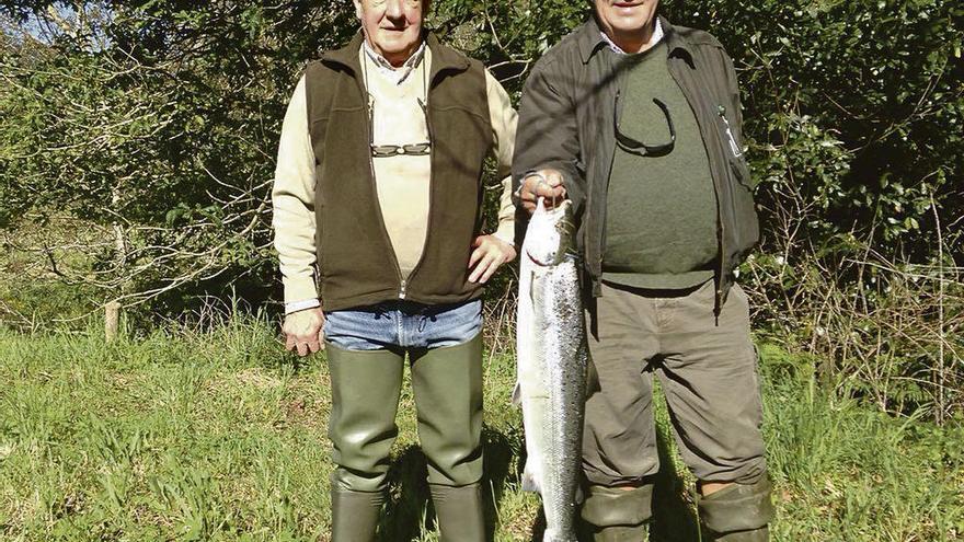 Marcos Parrondo, junto a Francisco Álvarez-Cascos, con un salmón capturado por este último.