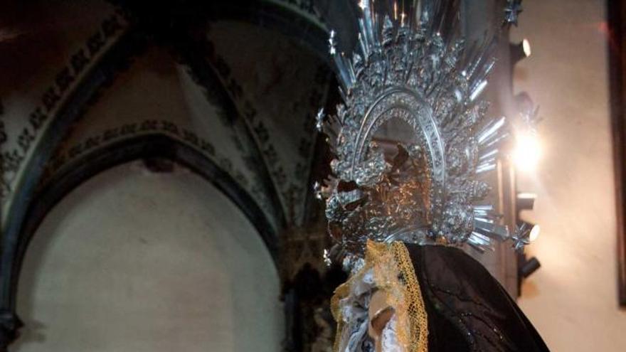 besamanos. La cofradía de la Soledad organizó ayer el besamanos a la Virgen en Santo Tomás.
