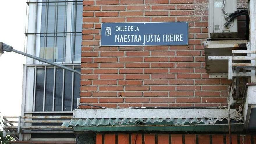 Placa dedicada a la maestra Justa Freire (en la foto pequeña) en el distrito Latina de Madrid.