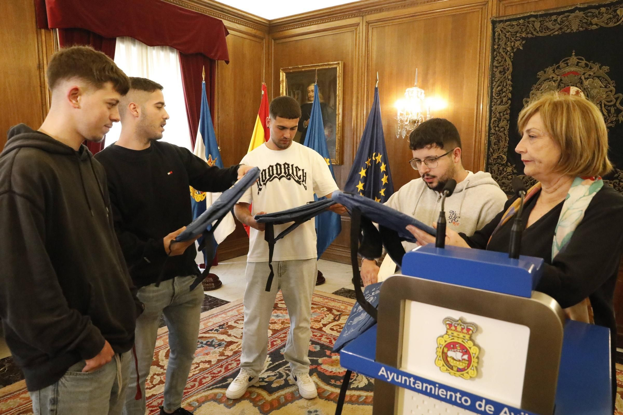 EN IMÁGENES: Así fue la recepción del Ayuntamiento de Avilés a los cuatro jóvenes héroes que alertaron a los vecinos de un edificio en llamas