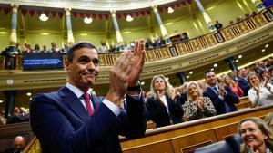 Pedro Sánchez aplaude a los diputados al comienzo de la sesión de investidura.