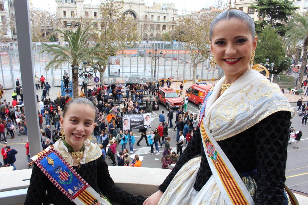 ... una pancarta de apoyo a sus representantes, Vega Calvo y Alicia Andrés