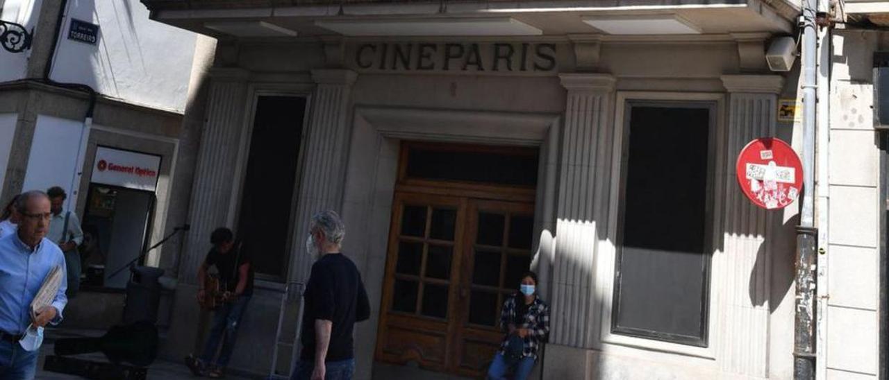 El cine París, tras el cierre de Pull and Bear. |   // VÍCTOR ECHAVE