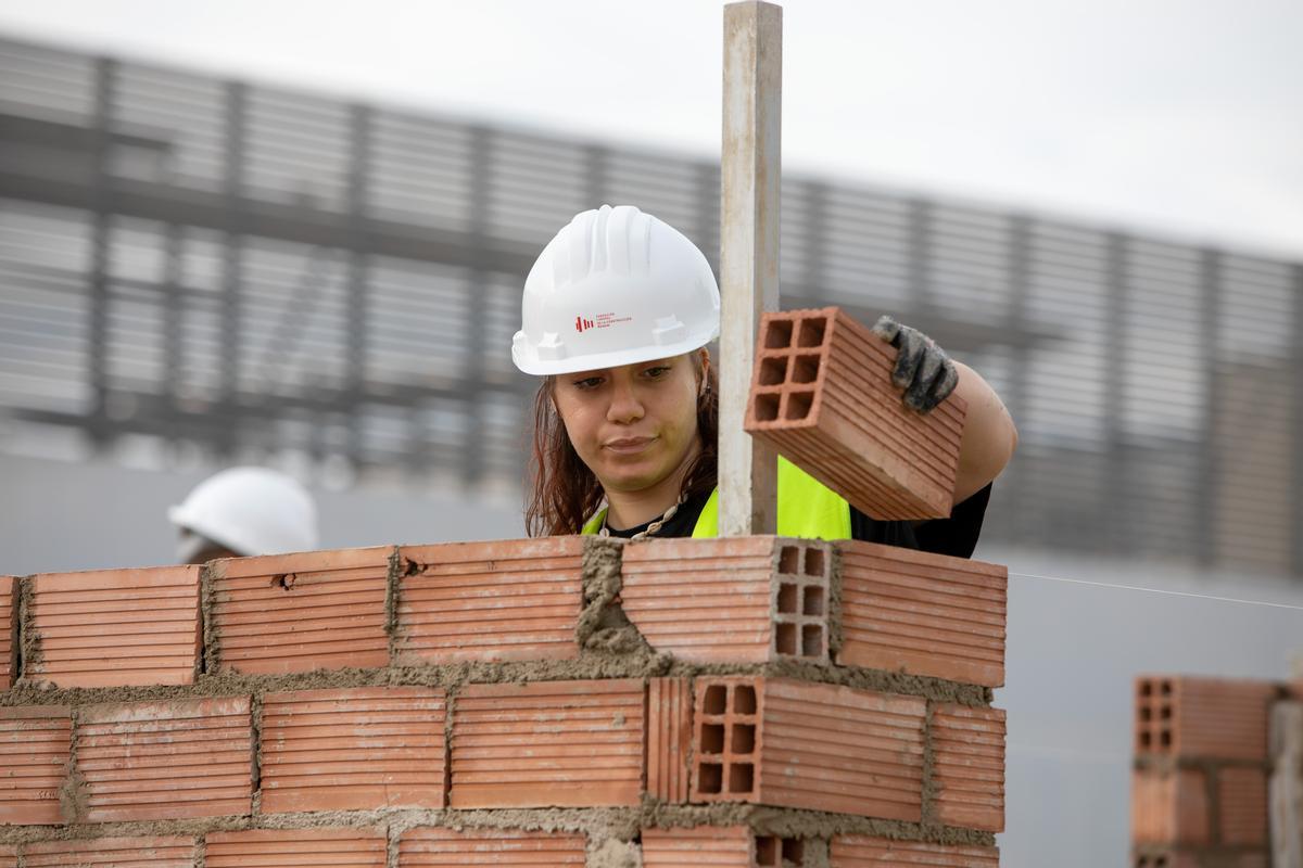 LOCAL/ Necesitamos un par de fotos haciendo una sesión de prácticas (colocando ladrillos) a la única alumna que hay en el FP de Construcción.