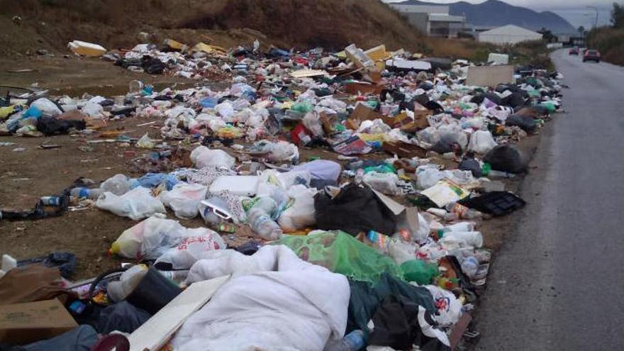 Basura en la carretera de Los Asperones.