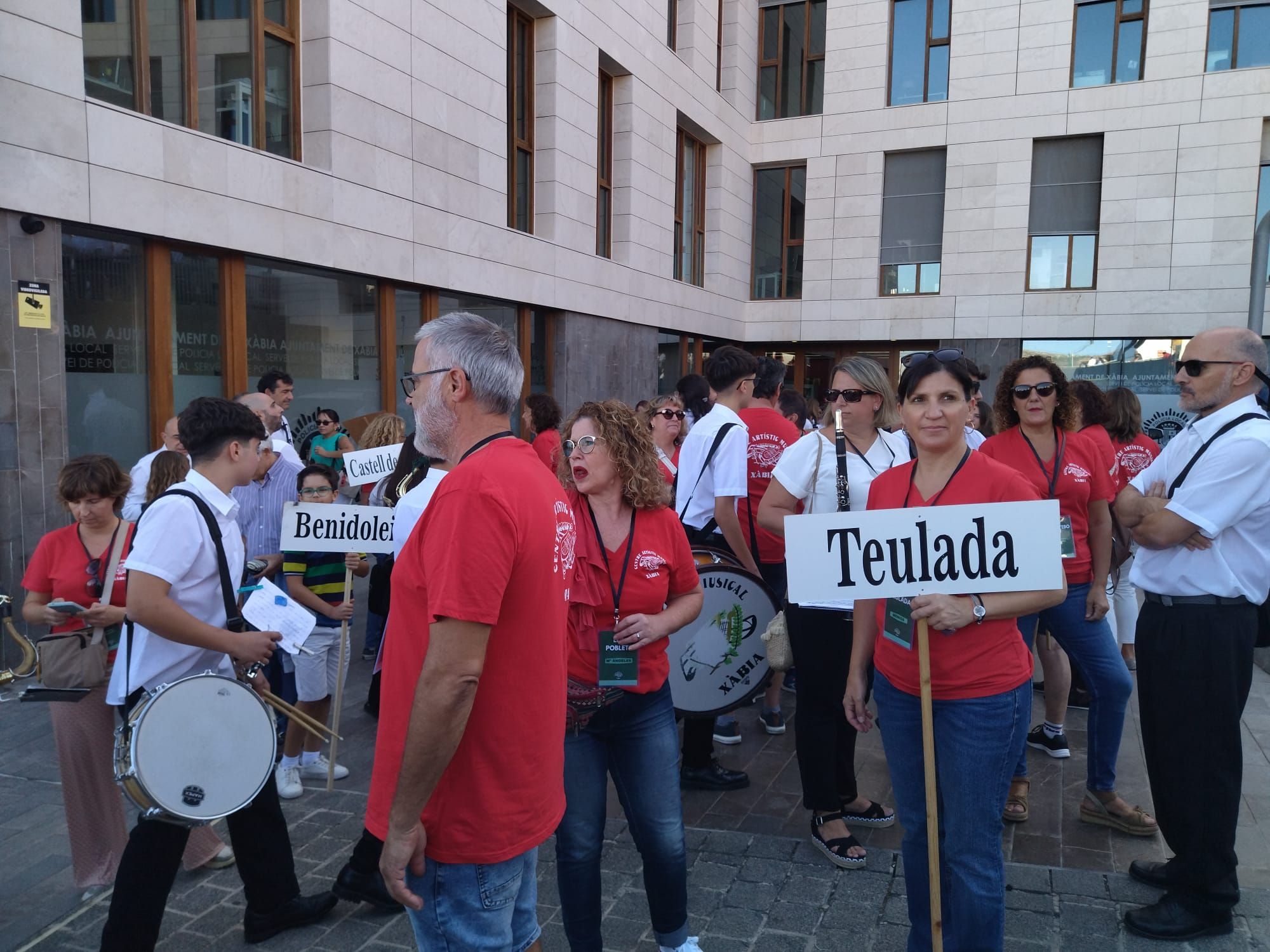Xàbia, capital de la música: más de 800 músicos de toda la comarca llenan de vida las calles (imágenes)