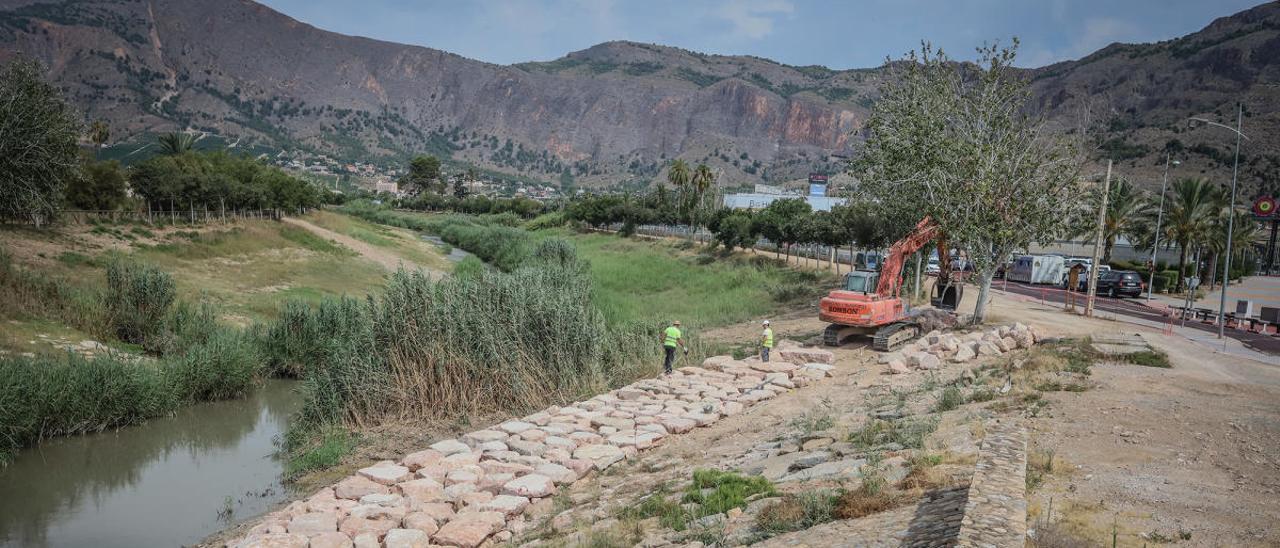 Imagen de las obras para adecuar un acceso y construir la rejilla de retención de plásticos. TONY SEVILLA