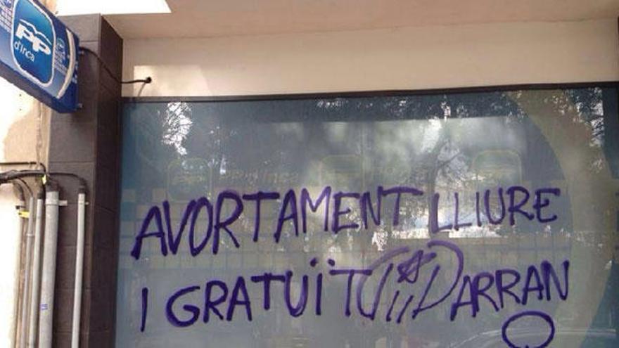 Pintadas contra la ley del aborto en la sede del PP de Inca