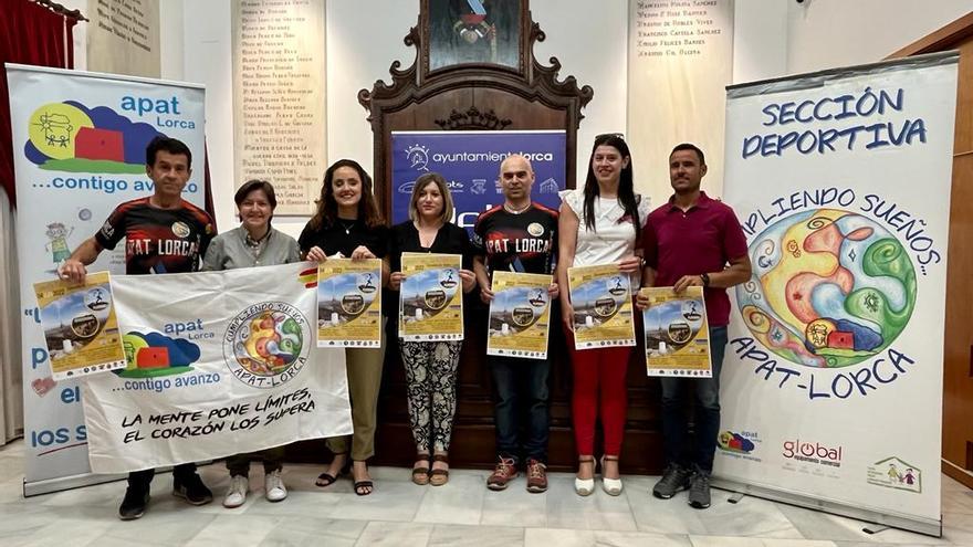 María Dolores Chumilla e Irene Jódar (2ª y 3ª izquierda) con los organizadores de la carrera durante la presentación.