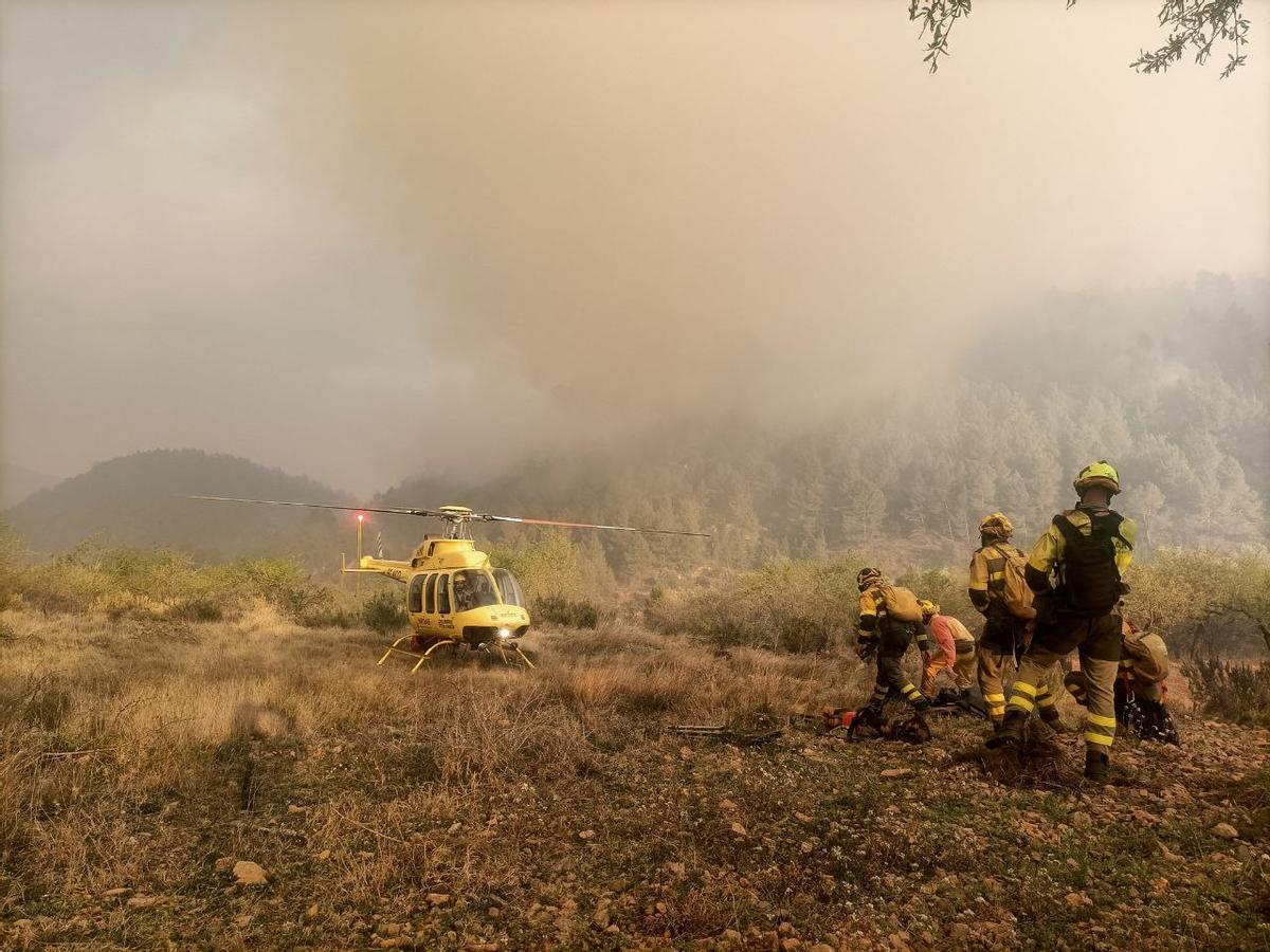 Bomberos turolenses trabajando en la extinción del incendio