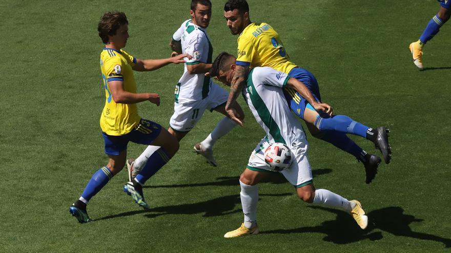 Lance del partido entre el Cádiz B y el Córdoba CF en la Ciudad Deportiva Bahía de Cádiz.