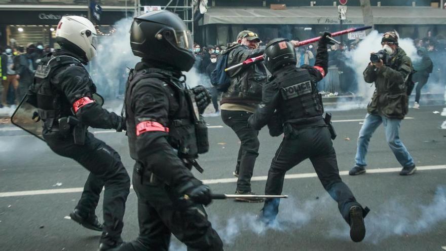 Francia reformará la polémica ley que limita la difusión de imágenes de policías