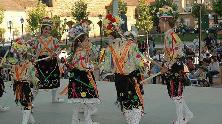 Los danzantes de Muelas participan en el festejo.