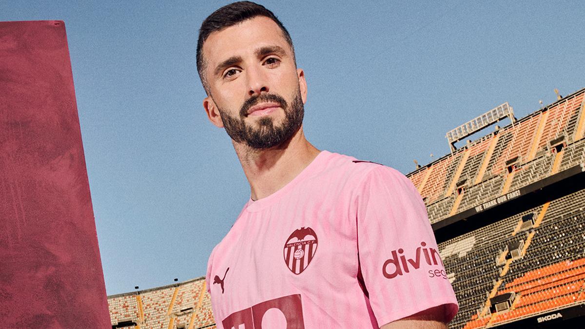 Gayà, con la nueva camiseta rosa del Valencia