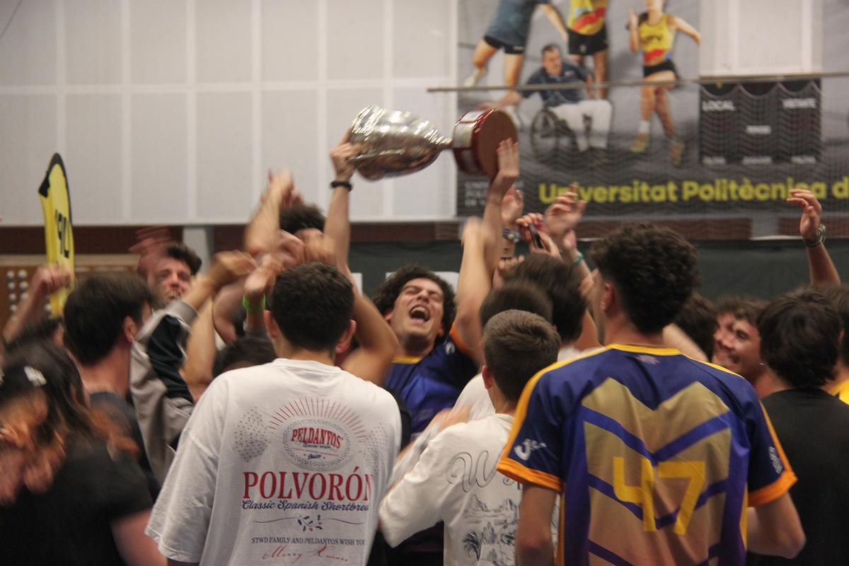 Diseño levanta la Copa.