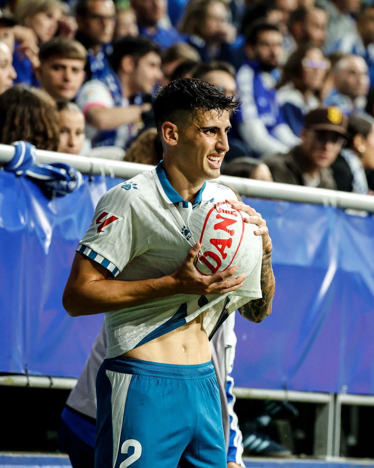 Rubén Sánchez seca el balón antes de un saque de banda, con el Espanyol.