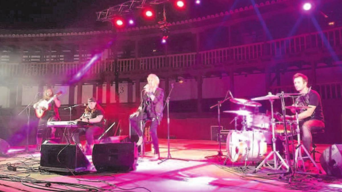 Concierto de Medina Azahara en la Plaza de Toros del municipio. | María Jesús Cachazo