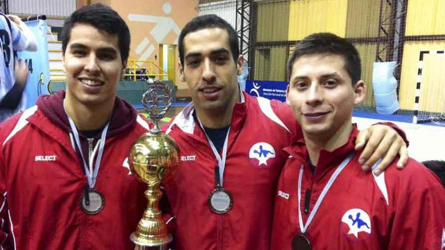 Reyes, Salinas y Ceballos posan para las cámaras.