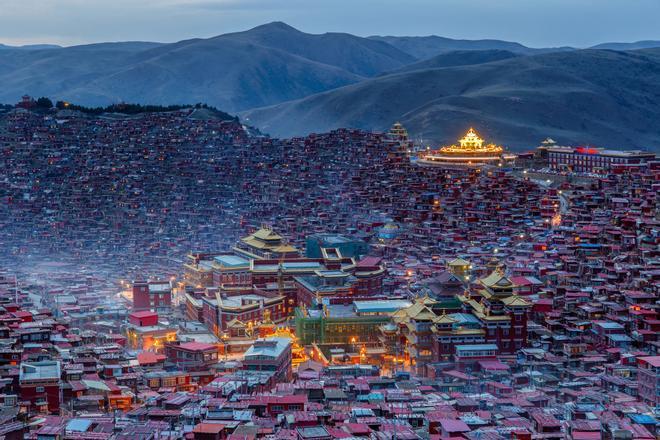 Larung Gar al anochecer