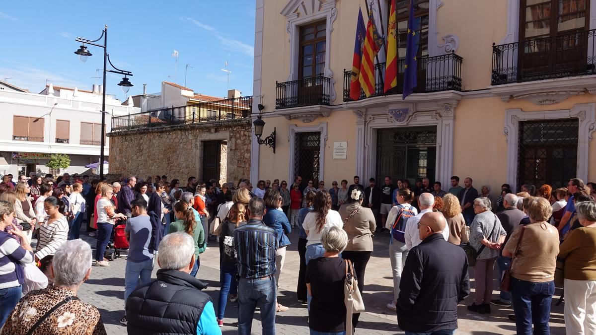 Flores, minutos de silencio y homenajes a los voluntarios: Así ha vivido la Ribera el primer aniversario del 29-0