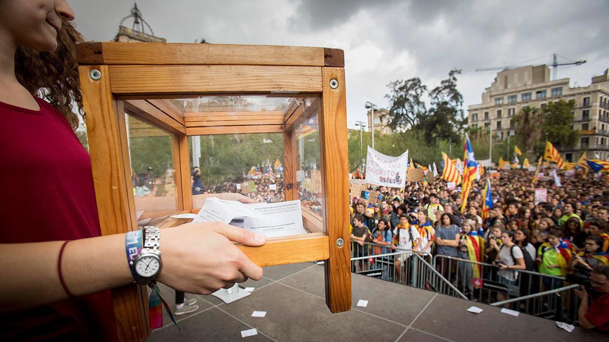 Una activista sostiene una urna en una manifestación a favor del referéndum de independencia de Catalunya.