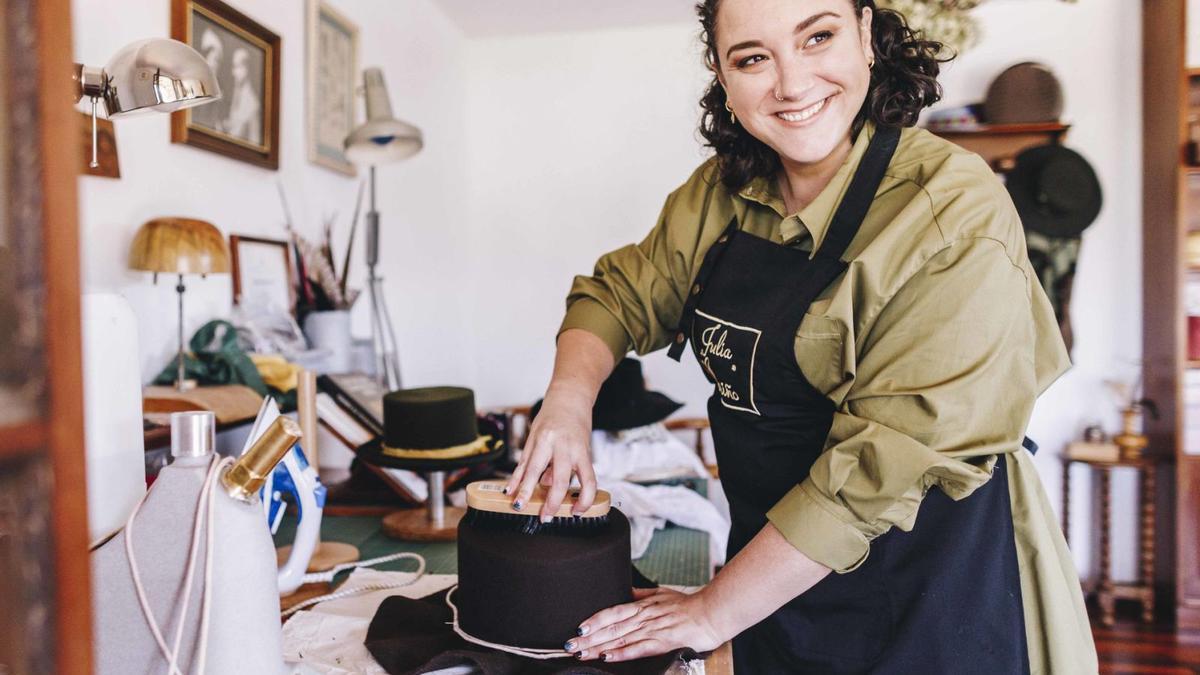 Julia Vilariño en su taller de Pontedeume