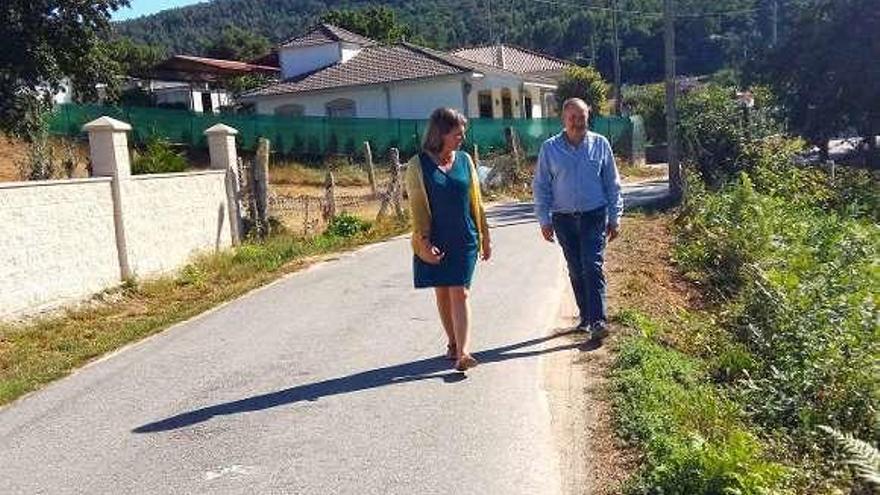 La alcaldesa, Piñeiro, y el teniente de alcalde, Cela, en A Chan. // Faro