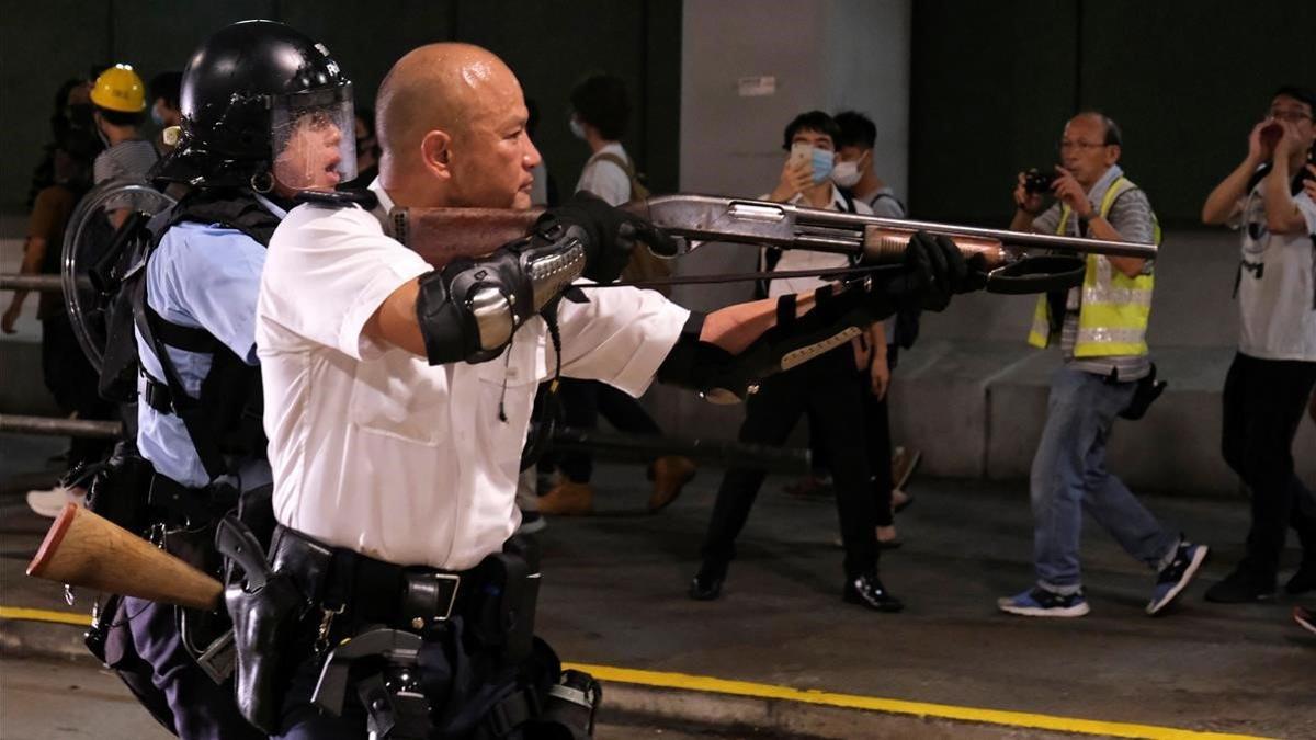 hong kong zentauroepp49277715 a police officer points a gun during clashes with anti extra190731130019