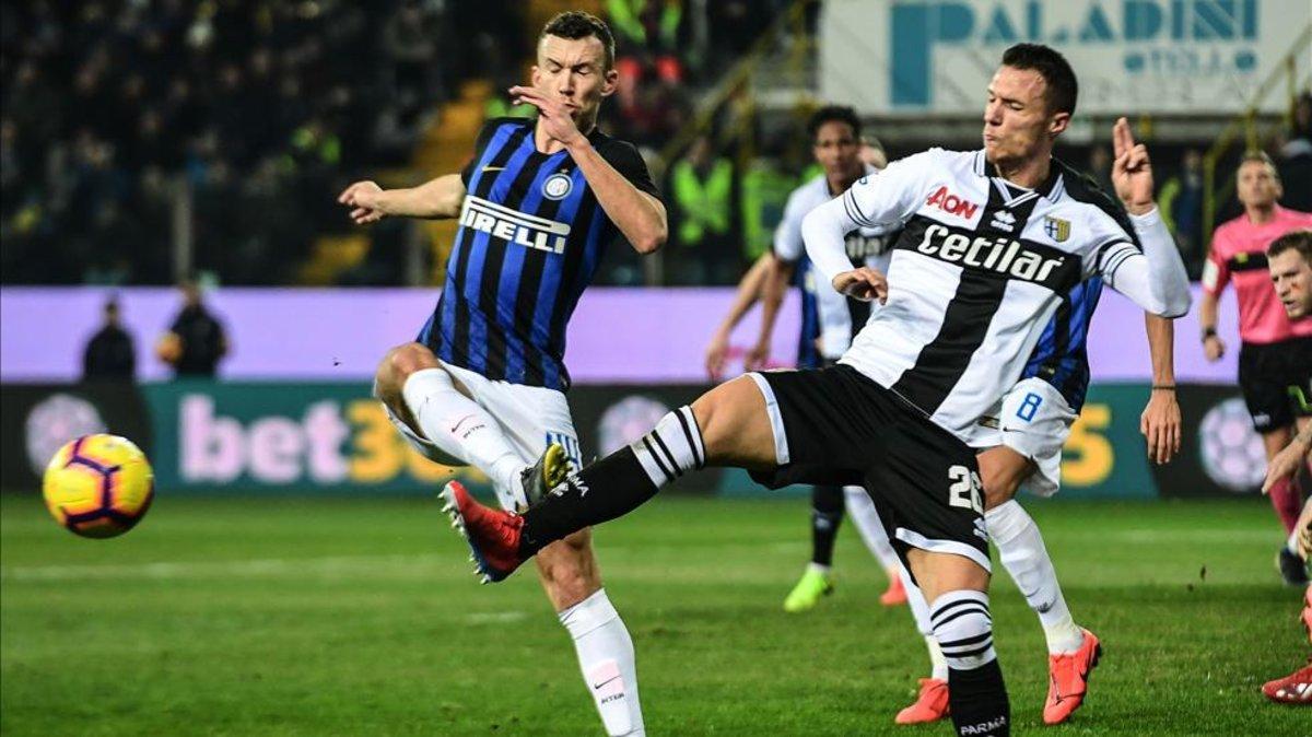 Ivan Perisic y Luca Siligardi se disputan el balón