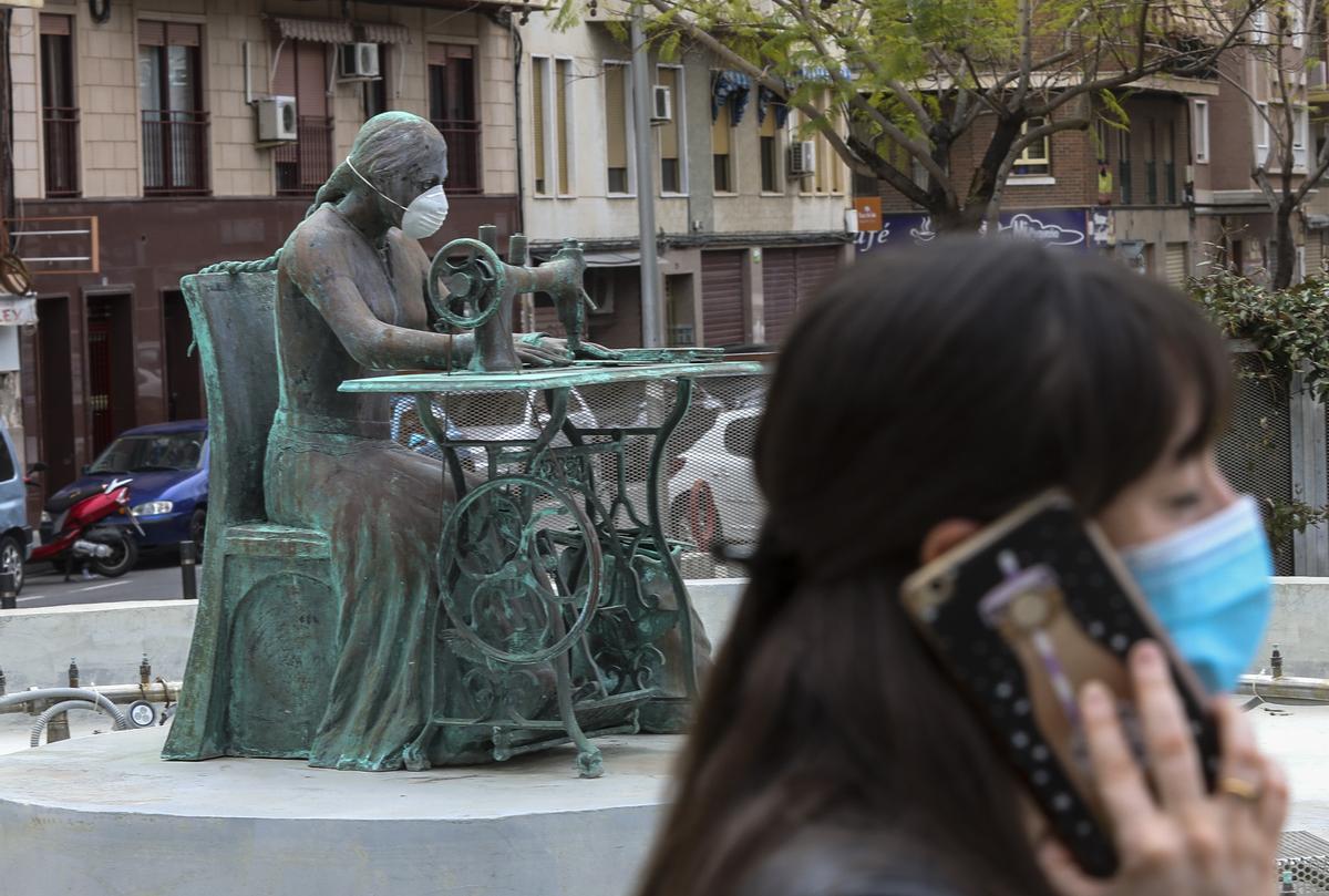 Plaza de la Aparadora, en Elche, uno de los pocos homenajes que la ciudad rinde al calzado