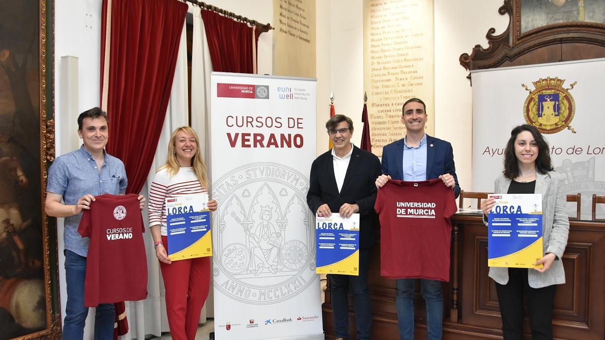 La edil de Cultura, María Ángeles Mazuecos, y el director del Museo Arqueológico Municipal, Andrés Martínez, centro, durante la presentación de los curos de verano de la Universidad de Murcia, este viernes.