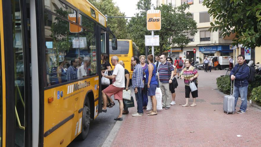 Parada del metrobús en València que da servicio a distintos municipios del área metropolitana.