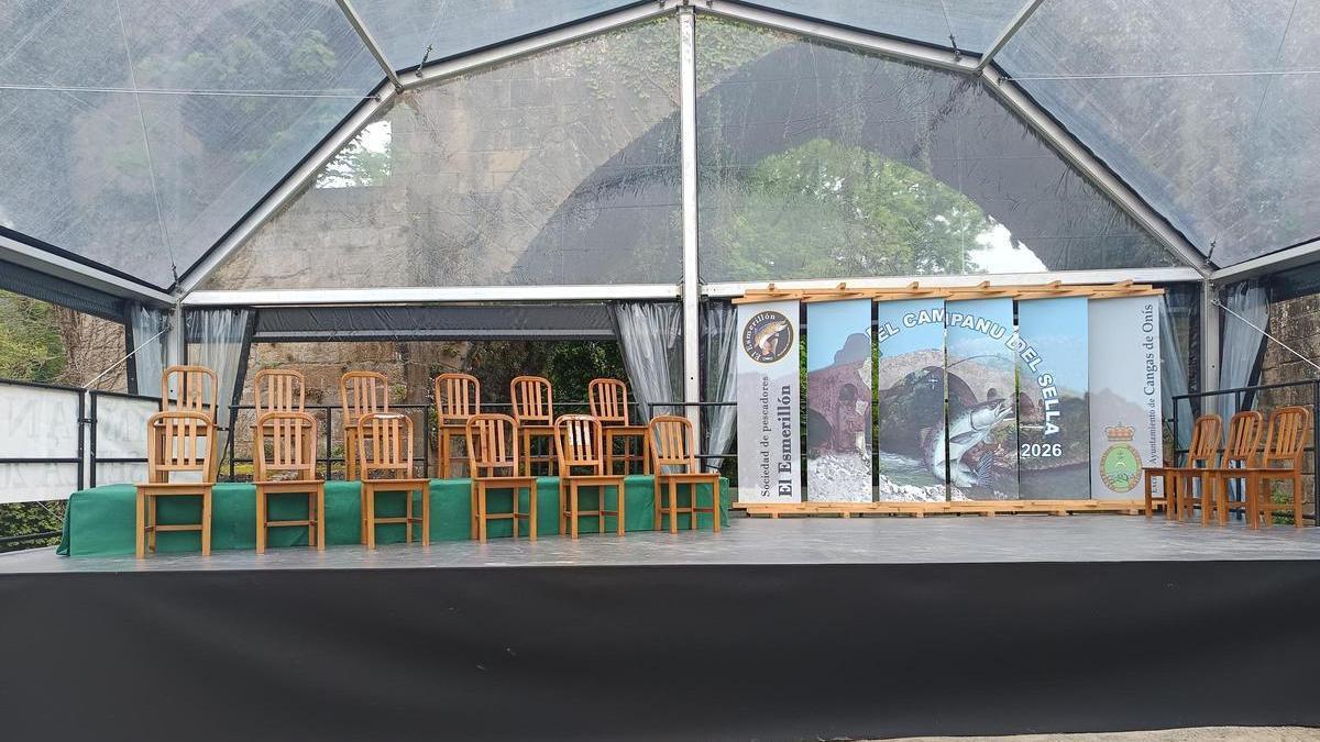 El escenario preparado desde hace tres semanas para la subasta del campanu del Sella, este lunes.