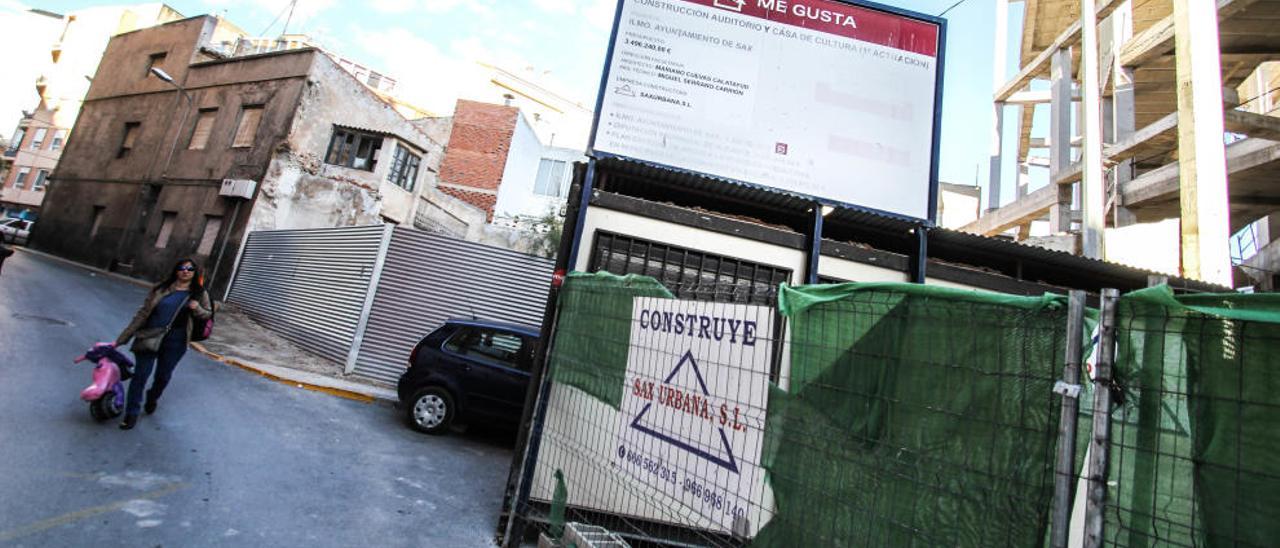 La obra del Auditorio de Sax acumula dos meses de retraso