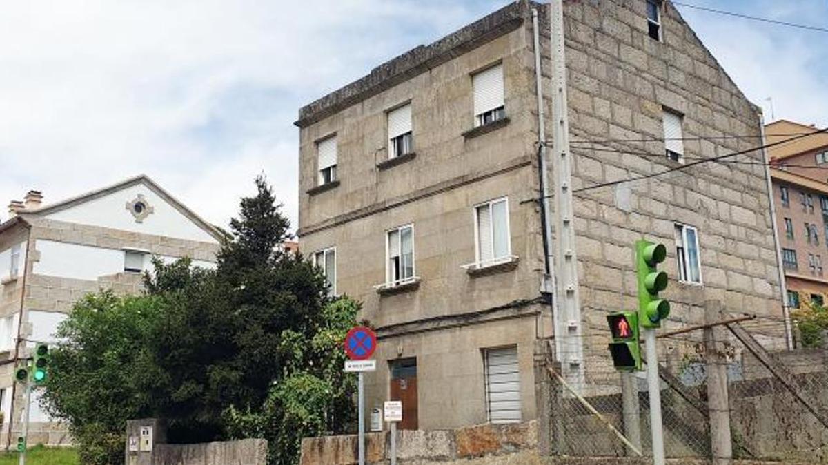 Edificio de la calle Emilia Pardo Bazán en el está uno de los pisos con okupas a la venta.